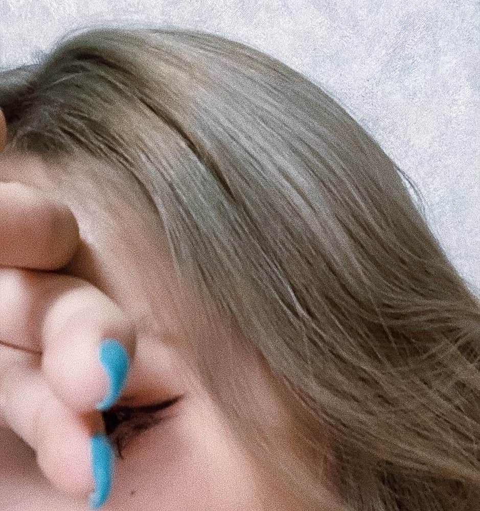 えまぽち(穂波エマ)のインスタグラム：「この前髪色少し変えた❤︎  わかりづらくてすまない🥵 この前載せたプリクラの方が髪色わかりやすいかも。笑  いつもありがとうございます！ 毎回めっちゃ可愛く染めてくれて感謝です😭」