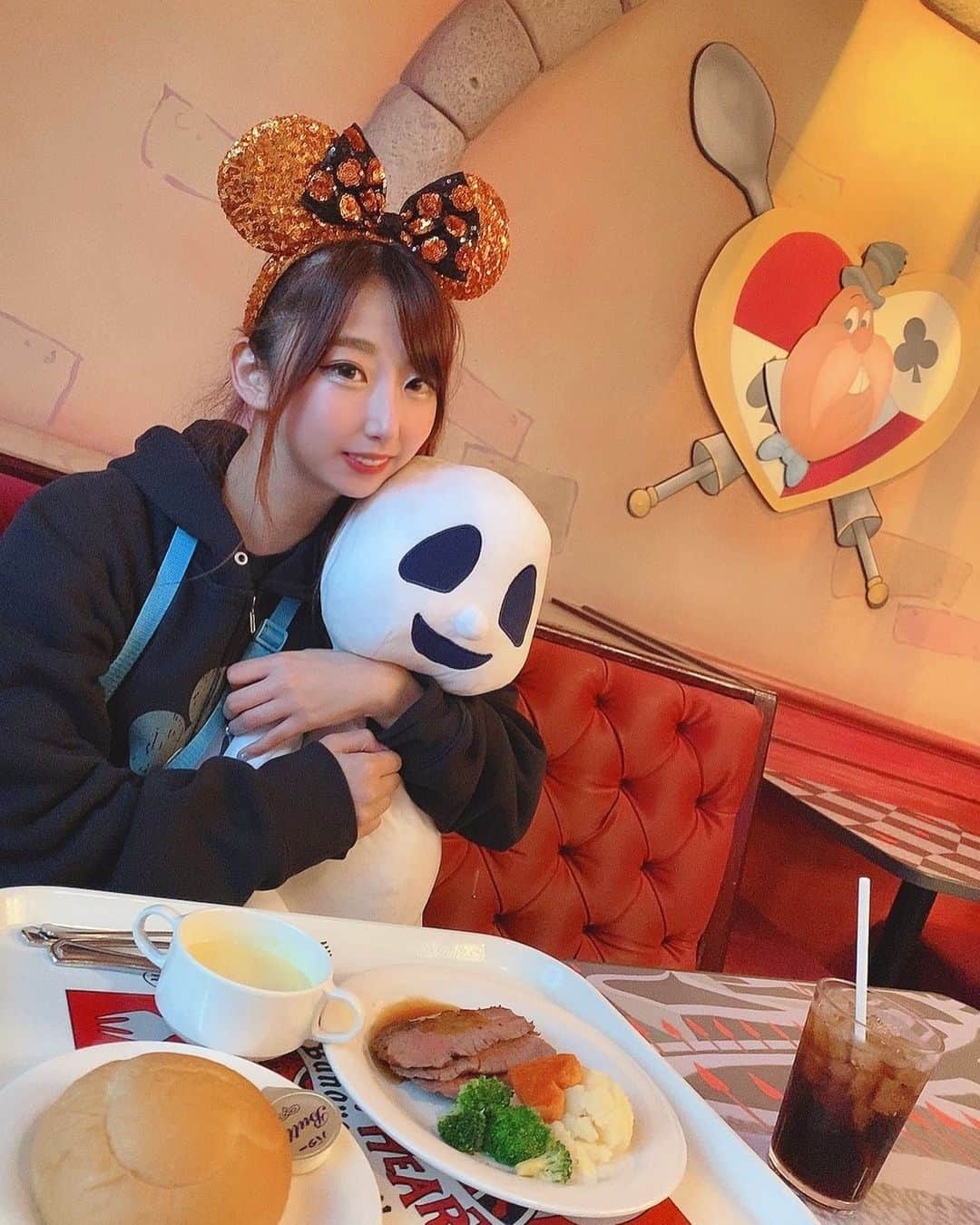 おもちさんのインスタグラム写真 - (おもちInstagram)「☆  ✱  ディズニーハロウィン🎃 オバケちゃんと一緒にいたら 暖かかったよ〜💭💕💕 今年のハロウィンは寒いけど… ハロウィンとクリスマスが大好きな 私にはこの時期が一番好きなの💕 また早く行きたい🥺🥺🥺 ✱  #バーレスク東京#スーパーバーレスク東京 #六本木#歌舞伎町 #burlesque #gogodancer #showdancer #showgirl  #グラビア #アイドル #福田花音 #道産子 #道産子ダンサー #⛄ #愛嬌モンスター #l4f #l4l #instagood  #followme#likeforfollow #hairarrange #philippines #マツコ会議 #アジア一のエンターテインメント #tdl #tds #ディズニー #ハロウィン #クイーンオブハートのバンケットホール」10月10日 21時44分 - omochi_burlesque