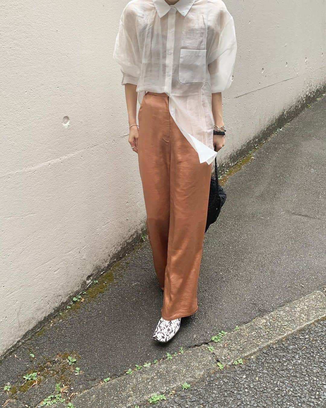 佐藤里緒菜のインスタグラム：「_ 柔らかオレンジきれい🍊 投稿するのすっかり忘れてたからちょっと寒そうね。 #riona__ootd」