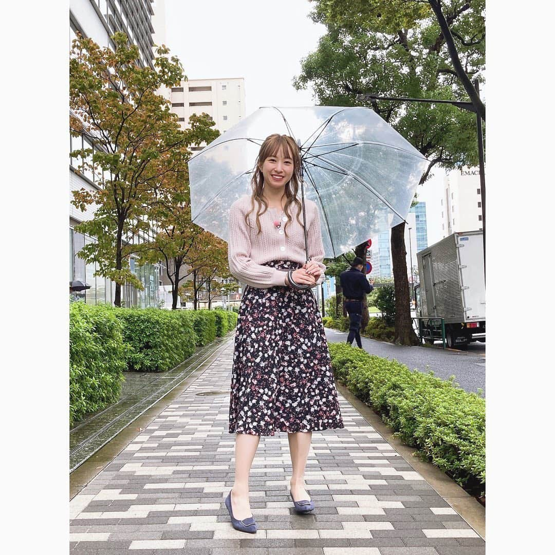 佐藤まりあさんのインスタグラム写真 - (佐藤まりあInstagram)「🌂﻿ ﻿ ﻿ ﻿ お天気お姉さん風。﻿ ﻿ ﻿ 足元、黒も使いやすいけど﻿ ネイビーにすると重くなりすぎなくて﻿ かわいい！﻿ ﻿ ﻿ お洋服は全身﻿ @jillbyjillstuart_official  ﻿パンプスは @orientaltraffic_official  ﻿ ﻿ #orientaltraffic#オリエンタルトラフィック#オリエンタルトラフィック公式アンバサダー#ortr」10月10日 21時56分 - satomariadegozaru