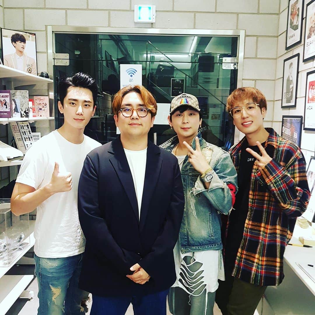 のインスタグラム：「스탠딩에그 선배님과 함께 #유튜브 촬영했습니다 #햄크루 많은 관심 부탁드립니다! #스탠딩에그 #오래된노래 #스탠딩에그2호」
