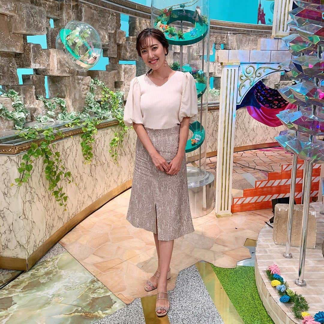 小澤陽子さんのインスタグラム写真 - (小澤陽子Instagram)「𝚊𝚝 𝚠𝚘𝚛𝚔☻  ALL BEIGE.🤍🤎  #土曜25時15分から #８ちゃんねる#フジテレビ #馬好王国 #北海道の旅 #カンニング竹山 さん #若槻千夏 さん #DAIGO さん #神部美咲 ちゃん #小澤陽子 #本日の髪型と衣装🌸 #お袖がかわいい🤤 #AllBeige #下めポニー」10月10日 21時52分 - yoko.ozawa729