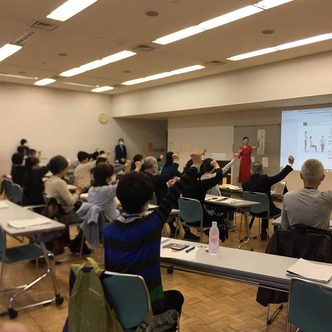 間々田佳子のインスタグラム：「今日は久しぶりのリアル講座でした。  顔を動かすことの大切さと 楽しさを お伝えして…。 皆さまありがとうございました😊  #文京区 #ミドルシニアライフを充実させるために」