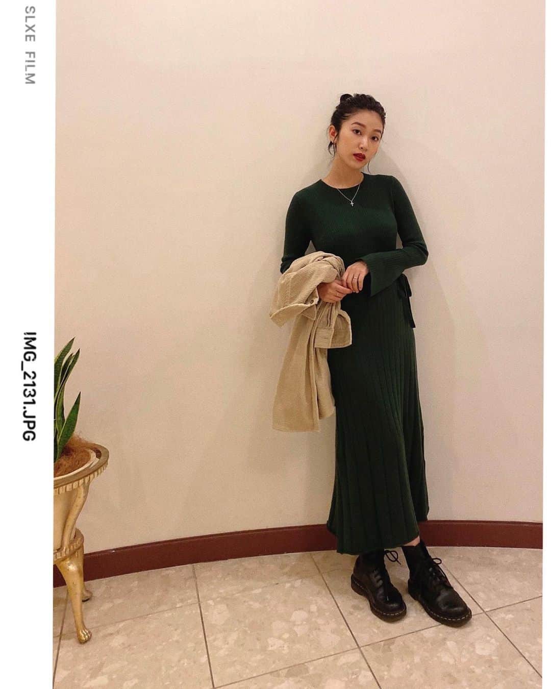 のインスタグラム：「#ootd 🦚﻿ ﻿ フレアシルエットが上品で﻿ キレイめにもカジュアルにも合わせられる﻿ @ezick.official のプリーツニットワンピース🧶﻿ ﻿ カーキの細身なワンピースを探していたので﻿ 間違いなくヘビロテ確定です😍💯 また改めて着回しをしたコーデも載せますね💁🏻‍♀️🎵﻿ ﻿ @ezick.snap  #Ezick#エジック﻿ #Ezicksnap﻿ #エジックスナップ﻿ 〈📸コーデまとめハッシュタグ#erikasfd〉」