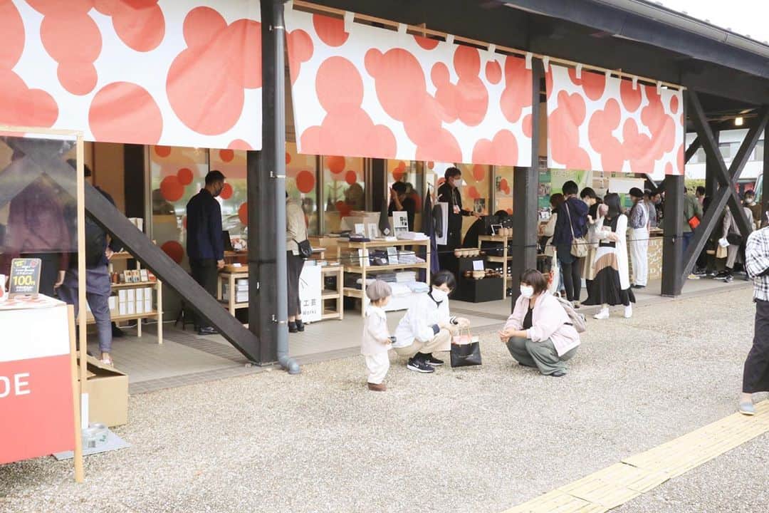 naoko tawaraさんのインスタグラム写真 - (naoko tawaraInstagram)「福井で開催中のRENEW（ @renew_fukui ）にて、TeTeTe All Right Marketを同時開催しています。 明日はいよいよ最終日です◎ 初参加のRENEW。 こんなに優しいイベントあるのかしらというくらい、地元の方もスタッフもホスピタリティ高く、実行委員・作り手・地元の方がしっかり繋がってる強さを感じました。 次は娘も連れていろいろ回りたいな。  下記詳細です。 わたしはもう大阪に戻ってきましたが、参加される方はぜひ楽しんでください！  《明日最終日》ててて往来市 TeTeTe All Right Market at RENEW" 福井県鯖江市・越前市・越前町で開催される「 Re:RENEW2020(リニュー2020)」にて、マーケットイベント"ててて往来市 TeTeTe All Right Market at RENEW"を同時開催しています。明日の最終日は10:00-17:00まで。うるしの里会館の軒下にて開催しています。 ててて往来市は、“作り手”、“伝え手”、“使い手”の3者が繋がりを育むマーケット企画。 会場には19組の作り手の方々が登場し、暮らしにまつわる日用品や食品など魅力的な品々が並んでおります。お見逃しのないよう！  ててて往来市 TeTeTe All Right Market at RENEW 開催日：2020年10月9日（金） –11日（日） 時間：15:00－20:00（最終日　10：00－17：00） 場所：うるしの里会館軒下（福井県鯖江市西袋町40-1-2） 出店者一覧： 和ろうそく大與 / https://www.warousokudaiyo.com 尾山製材 / http://www.oyamaseizai.com/ 四十沢木材工芸 / aizawa-wood.jp 輪島キリモト / http://www.kirimoto.net 我戸幹男商店 / http://www.gatomikio.jp ZAF zen in the life / https://www.zaf-zen.com SHINTO TOWEL / http://shinto-towel.jp/index.html woodpecker / https://www.hello-woodpecker.com かもしか道具店 / https://www.kamoshika-douguten.jp/ saredo -されど- / https://saredo.theshop.jp/ 金沢こんかこんか / https://www.konkakonka.com 翠窯 / https://www.suiyou-seto.com hickory03travelers / http://www.h03tr.com/ CASTIN' / https://www.takatsuji.co.jp/ Simpleglass. / https://t-simpleglass.com/ 大寺幸八郎商店 / https://ootera.com AIKA CRAFT / http://aikacraft.com/ 霧の朝 / https://kirinoasa.com/ ケイコロール / http://www.yamamoto-some.jp アクセスなど詳細はこちらから>> RENEW公式サイト：https://renew-fukui.com/ RENEW公式サイトでは、初めてRENEWへくる方へ向けた楽しみ方もご紹介していますよ。 ぜひご参考にしてみてください！ https://renew-fukui.com/2020/10/08/tanoshimikata/  ※Re:RENEW2020では、新型コロナウイルス感染拡大防止に取り組んでいます。必ず公式サイトより、コロナ対策に関するご案内をお読みください。 https://renew-fukui.com/coronavirus/  #和ろうそく大與 #尾山製材 #四十沢木材工芸 #輪島キリモト #我戸幹男商店 #ZAF #SHINTOTOWEL #woodpecker #かもしか道具店 #saredo #金沢こんかこんか #翠窯 #hickory03travelers #CASTIN' #Simpleglass. #大寺幸八郎商店 #AIKACRAFT #霧の朝 #ケイコロール #ててて往来市 #ててて協働組合 #TeTeTeAllRightMarket #renew_fukui  #renew2020  #ものづくり  #福井観光 #ワークショップ  #japan  #福井  #fukui」10月10日 21時53分 - noknok705