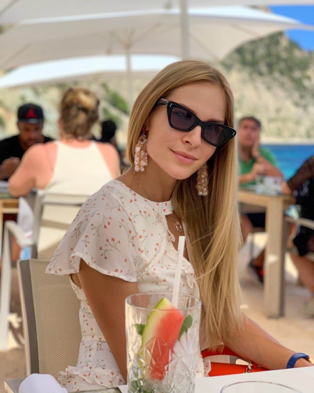 ダリヤ・クリシナさんのインスタグラム写真 - (ダリヤ・クリシナInstagram)「Does anyone want a fresh squeezed watermelon juice? 🍉  ⠀ Кому освежающий арбузный фреш? 🍉⛱🍹 ⠀ #haveaniceweekend #saturdayvibes #goodmood #daryaklishina」10月10日 21時54分 - dariaklishina