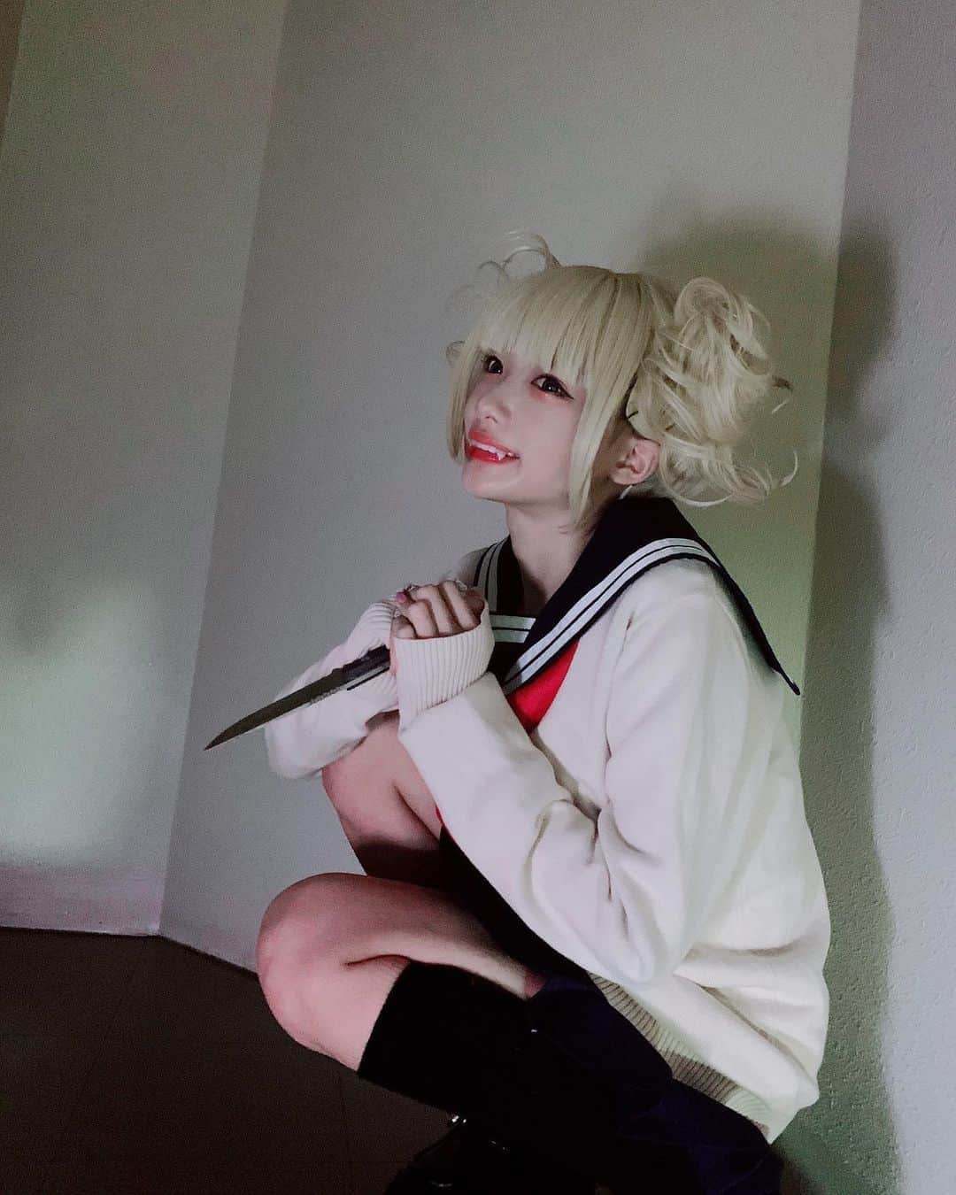 のインスタグラム：「写真用のカメラほしい オススメ教えろやい😈 持ち運びやすくてエモく撮れたり画質キレーで使いやすい奴ψ(｀∇´)ψ  #ヒロアカ　#僕のヒーローアカデミア　#トガヒミコ　#トガちゃん　#ヴィラン　#ヴィラン連合　#トガちゃんコスプレ　#セーラー服　#トガヒミココスプレ　#病みメイク　#cooljapan #椎名ひかり　#ぴかりん」