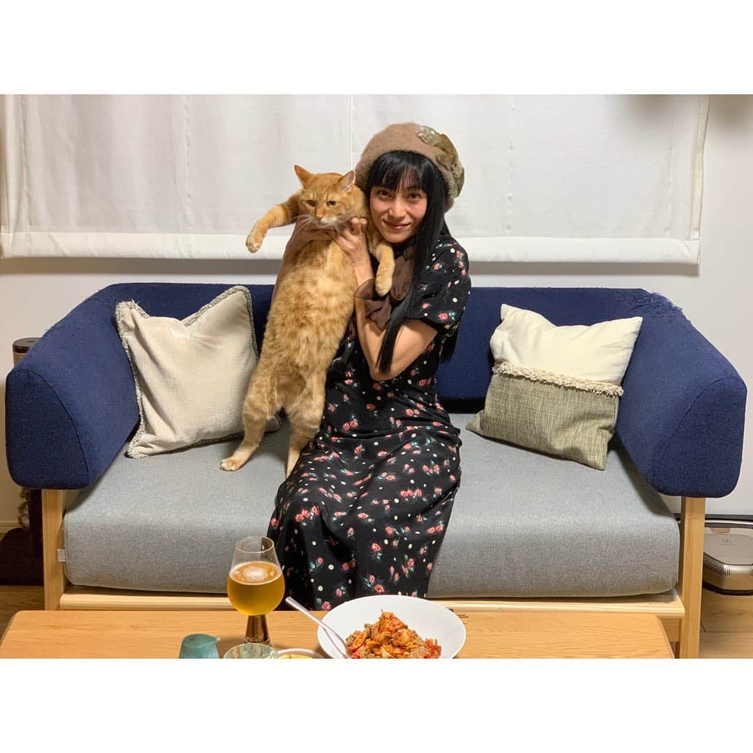 柴咲コウのインスタグラム：「間もなく1話！ 全力待機‼︎😆 with虎🐈　デカ丸  #三十五歳の少女 #ハッシュタグ数字から始めるのNG知らなかった」
