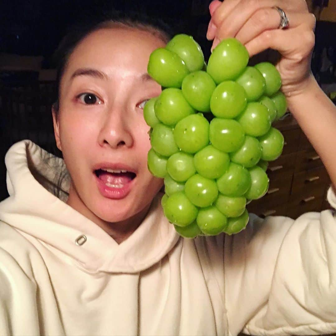 澤田泉美さんのインスタグラム写真 - (澤田泉美Instagram)「もんのすんごい大きなシャインマスカットが届きました‼️北村さん、すごいですコレは！😳😳😳 しかも、甘くてみずみずしくて美味しい🥺💕  なんとなんとこのシャインマスカット、 元マネージャーが家業を継いで育てているんです！🥺🥺🥺👏👏👏  わたしをスペースクラフトへ誘ってくれた北村さんと、こうして別の形でやり取りする日がくるとは！すんごく嬉しいですね🥺‼️  あの頃が懐かしいです🥺🌇  いつか農園にもお邪魔したいな〜  これからも応援しております‼️ 次も宜しくお願いしますー！笑  @yuzo_kitamura  #北村農園 #シャインマスカット #4房#届いたよ #幸せの味 #元マネージャー #ご馳走様でした #顔と同じサイズ　‼️ #慣れない自撮り #こんなのでいいんですか？　#笑 #マジメに頑張ります　！」10月10日 22時05分 - izumi.sawada