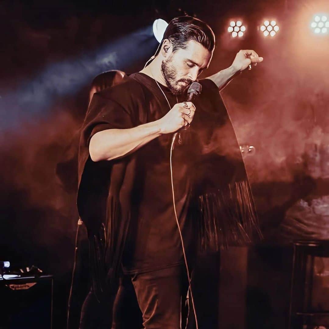 マイケル・マラーキーのインスタグラム：「news: live album in the works //  #Repost @mkmalarkeyru 📷 @monkeypress.de⠀」