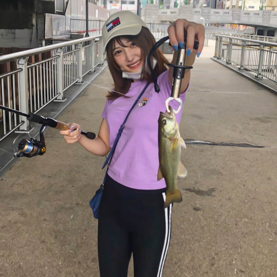 餃子のりさちゃんのインスタグラム：「初めてお魚釣り🐟した🎣  #釣りガール #バス釣り #釣り好きな人と繋がりたい」