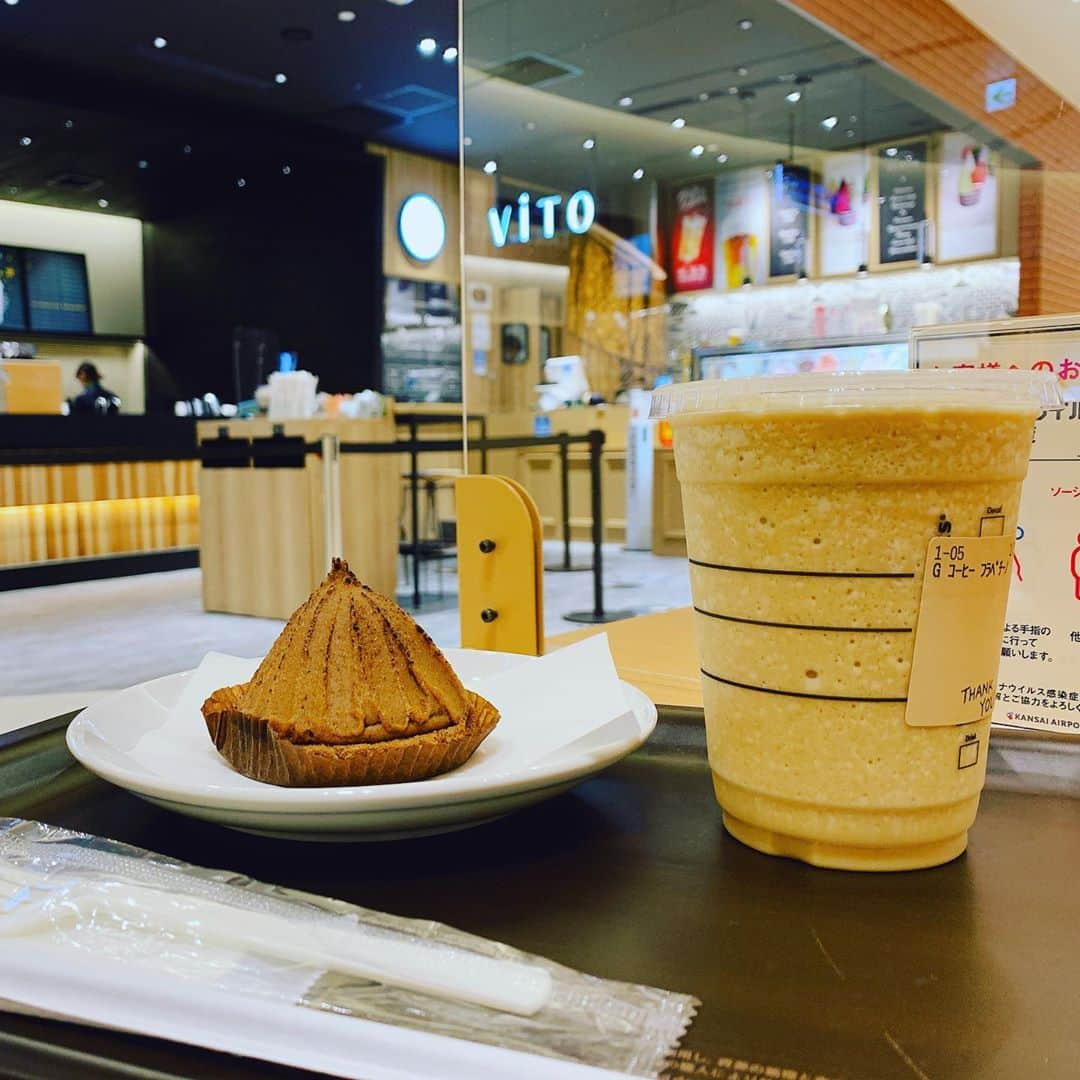 HIROさんのインスタグラム写真 - (HIROInstagram)「伊丹空港でカフェタイム🥳🥳🥳 #伊丹空港  #スターバックス  #栗ケーキ  #コーヒーフラペチーノ  #切り方下手」10月10日 22時05分 - hiro19770420