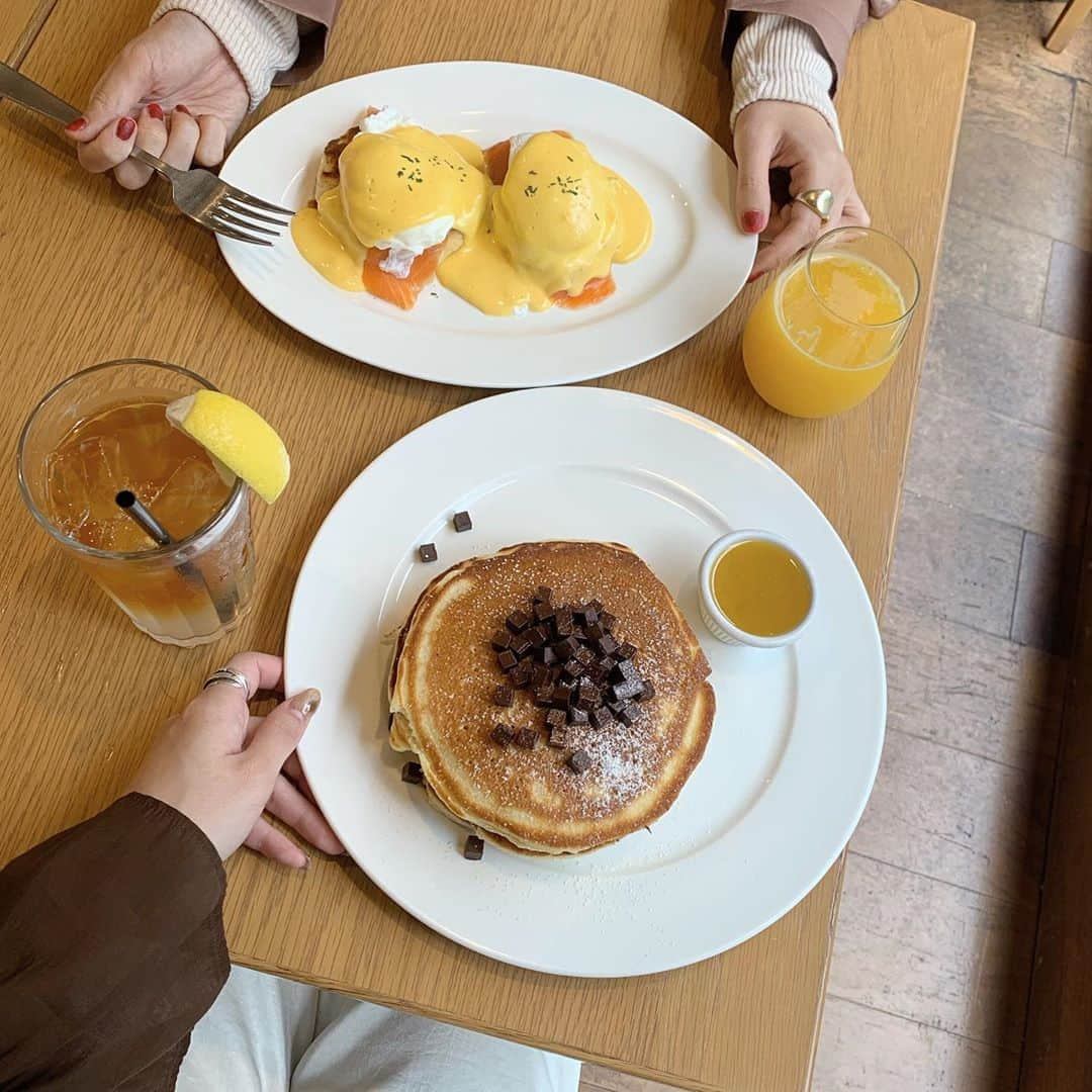 榊本麻衣さんのインスタグラム写真 - (榊本麻衣Instagram)「♡♡﻿ ﻿ ﻿ ほんっまにここのパンケーキ美味しい🥞💖﻿ ﻿ ﻿ この間初めてエッグベネディクトも﻿ 食べたけどこれもまた絶品😂❤️﻿ ﻿ ﻿ フォロワーさんがここのは﻿ 何食べても美味しいよって言ってた意味がわかった♥﻿ ﻿ ﻿ 次は何食べに行こっかなぁ🤤🥯﻿ ﻿ ﻿ ﻿ #cafe #カフェ#カフェ巡り #東京カフェ #カフェ巡り好きな人と繋がりたい #おしゃれカフェ #美味しい  #mai___food #表参道カフェ #青山カフェ  #笑顔 #smile #クリントンストリートベイキングカンパニー #東京グルメ #表参道 #表参道ランチ #clintonstreetbakingcompany #パンケーキ #美味しい #tea #レモネード #エッグベネディクト #サーモン #大好き」10月10日 22時05分 - maipipii