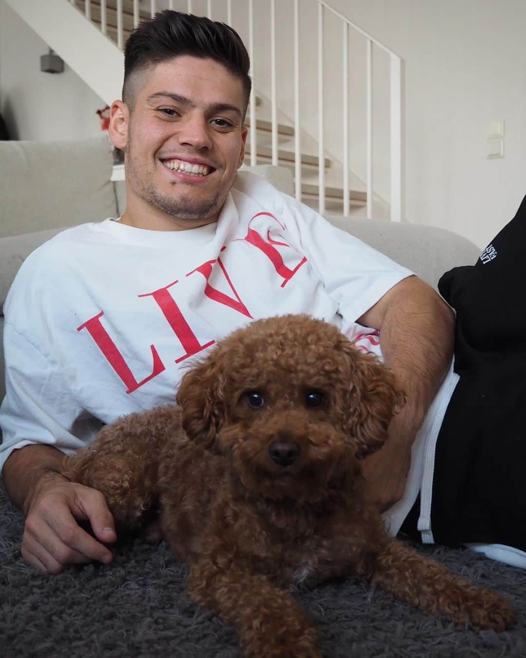 1.FCケルンさんのインスタグラム写真 - (1.FCケルンInstagram)「🐶 Es ist Welthundetag 🔴⚪ @jorgemere_m4 posiert mit Coco, @sebbornauw mit James 😍 #effzeh」10月10日 22時00分 - fckoeln