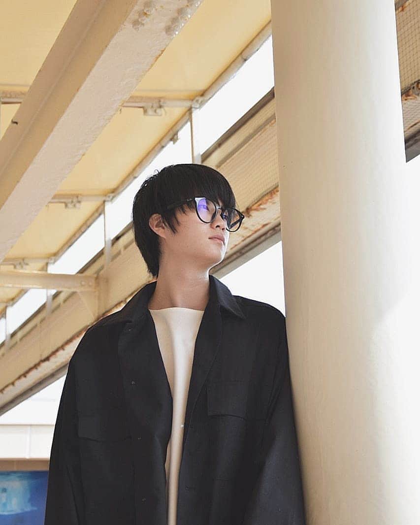 外山将平のインスタグラム：「質問沢山ありがとうございました！ 嬉しいです！ 最後まで受け付けてますよ^_^  photo by:key  #photooftheday#camera#portrait#model#外山将平#役者#俳優#今日の外山#ootd#Nikon#肌#美肌#一重 #写真#撮影#カメラ#ポートレート#ファインダー越しの私の世界#カメラ好きな人と繋がりたい#筋トレ#作品撮り#夏#黒髪#メガネ男子#秋#水族館」