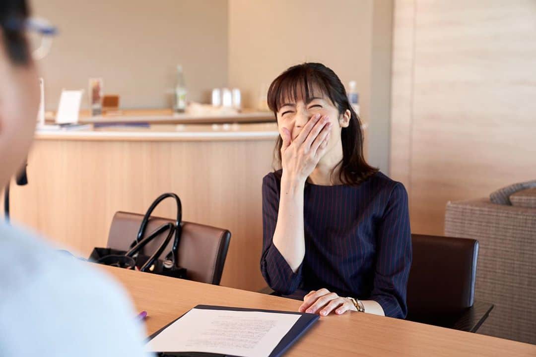 新保友映のインスタグラム：「ワニブックスさんのサイト「ニュースクランチ」連載インタビュー🎤 第2回は、爆笑コーナー！ ではなく！🤣 確かにたくさん笑いましたが、もちろんそれだけはなく、プロ野球やeBASEBALLの解説をはじめとした様々なお仕事に対して、どのように向き合っていらっしゃるのかを伺いました！  是非ニュースクランチのサイトから読んでみてください！  私のプロフィール欄にURLを貼っているTwitterでもリツイート等していますので、そちらからも是非✨  #ワニブックス #ニュースクランチ #インタビュー #真中満 さん #真中さん #ヤクルト #スワローズ  #ヤクルトスワローズ  #東京ヤクルトスワローズ #swallows #yakult  #野球 #baseball #ebaseball #アナウンサー #フリーアナウンサー」