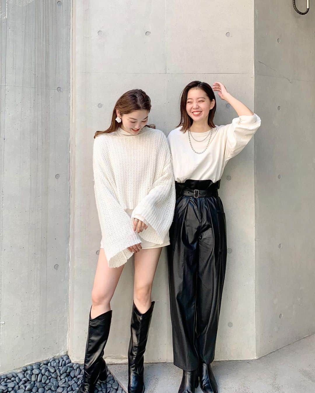 mina hinokuchiのインスタグラム：「. @atsukoo12 さんと モノトーンコーデ🤍🖤🤍🖤 . 透け透けニットは、 寒くなってきたからハイネックとレイヤードで 重ね着で使えるカットソーも今週たくさん入荷してます❄️❄️ . . #whoswhochico #salonbychico #フーズフーチコ #モノトーンコーデ #リンクコーデ #高身長コーデ #あつこさんのレザーパンツも今週入荷してます💪🏻」