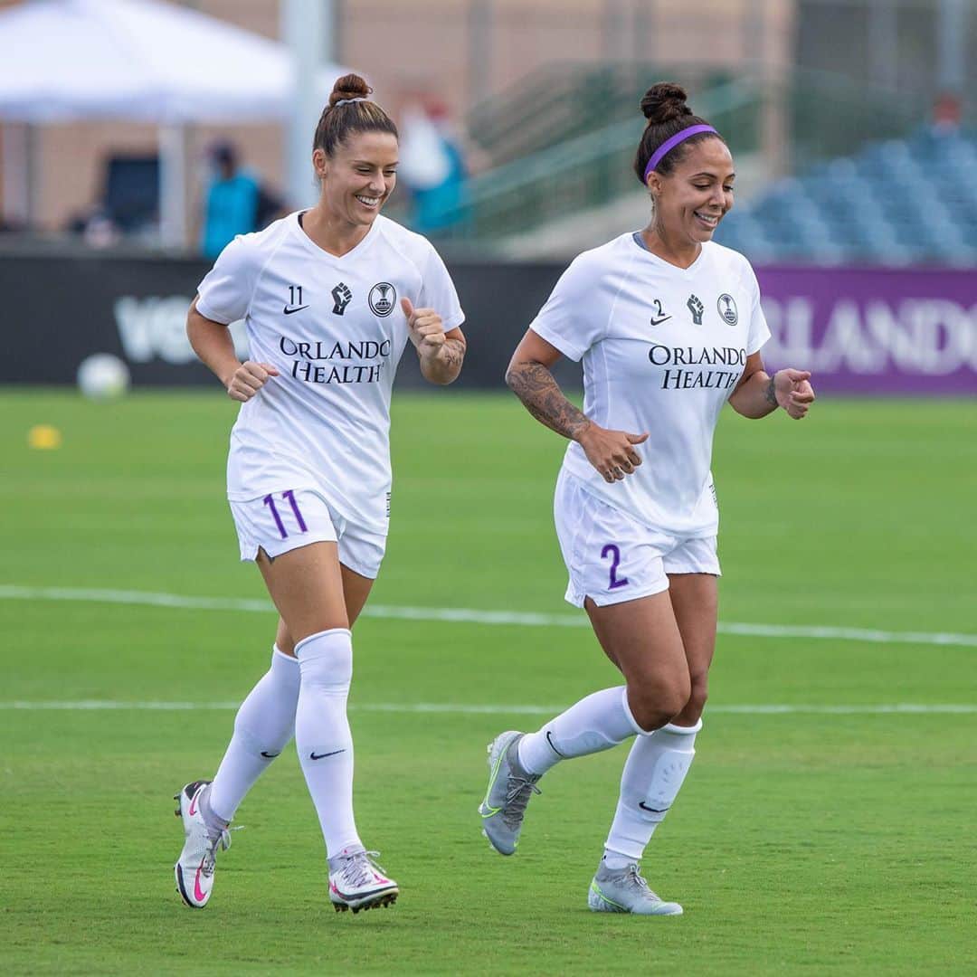 アリ・クリーガーのインスタグラム：「This year has been really somethin but thank goodness my daily mom jokes hit home with you, @sydneyleroux」