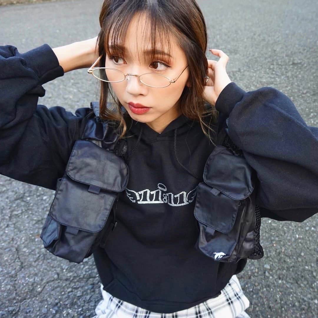 のインスタグラム：「． @oto_girls 👼🖤🖤🖤 angel number hoodie✨」