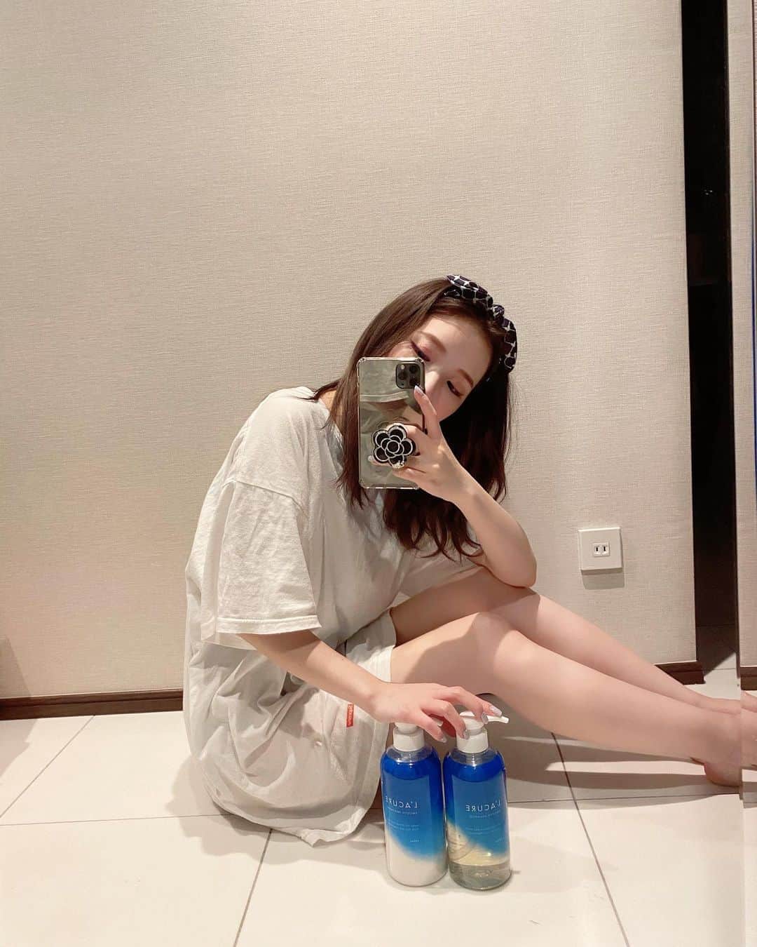 南りほのインスタグラム：「シャンプーフェチな私は基本3種類ぐらいストックしてあります😼🤍 これは最近仲間入りしたやつ💙ブリーチ繰り返してる私の髪の毛でもサラサラなるお気に入り🧠」