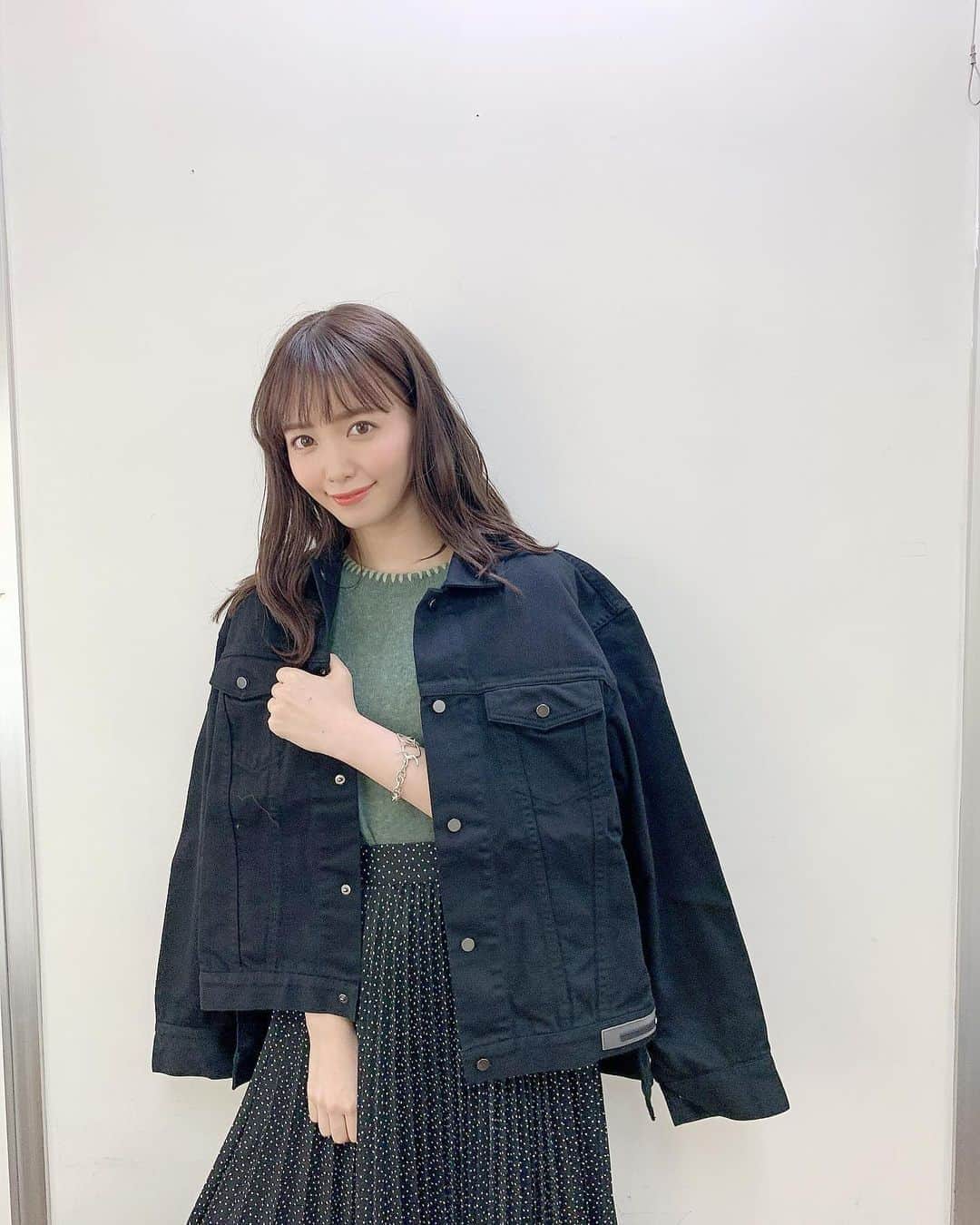 のインスタグラム：「. . 寒くなったので だぼっとした羽織り👍 カジュアルに萌え袖になる！かわいい！ . . #instagood #instalike #instalove #instapic #私服 #followｍe #me #unknownjapan #outfit #山根千佳」