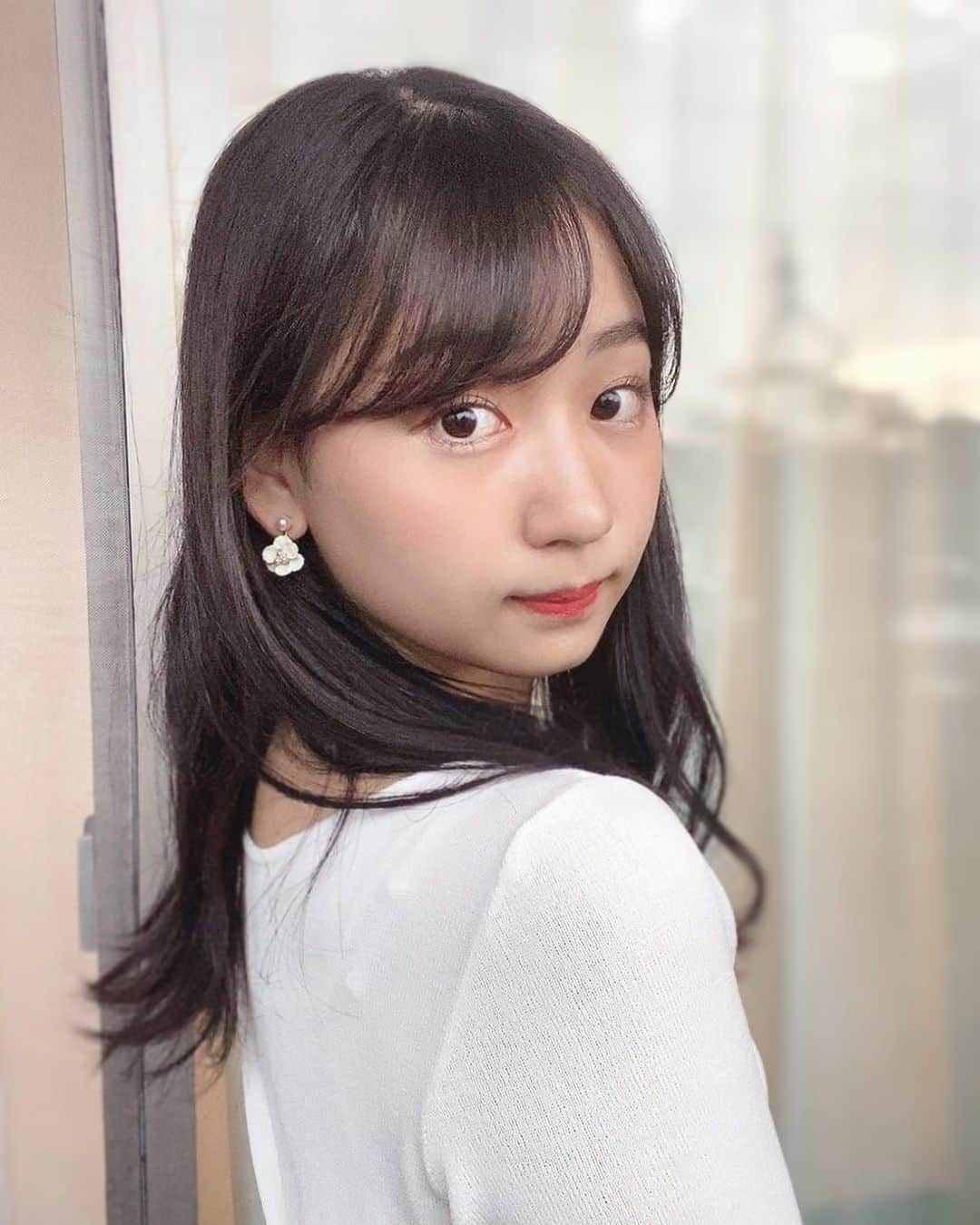 のインスタグラム：「こんばんは🌷﻿ ﻿ 最近授業で仏像について学んでいるのですが、﻿ 仏像の話を聞いていると「聖☆おにいさん」という漫画を思い出します☺️﻿ ﻿ 昔よく読んでいたのですが、﻿ こうして授業でしっかり学んでから改めて読むと﻿ 更に面白く感じました､､､！﻿ ﻿ 授業でも「あ、これはあのキャラクターだ！」﻿ とわくわくしながら学ぶことが出来てとても楽しいです🌟﻿  実は漫画大好きな大場あゆみです､､､😌💭 ﻿ 本日も#あゆポチ﻿ して頂けたら嬉しいです🌿﻿ ﻿ #日本女子大学 #コンテスト #ミス日本女子 #ミスコンテスト #あゆポチ #あゆたぴ #ポートレート #ポトレ #被写体 #サロモ #サロモ希望 #白 #tシャツ #コーデ #黒髪 #ロングヘア」