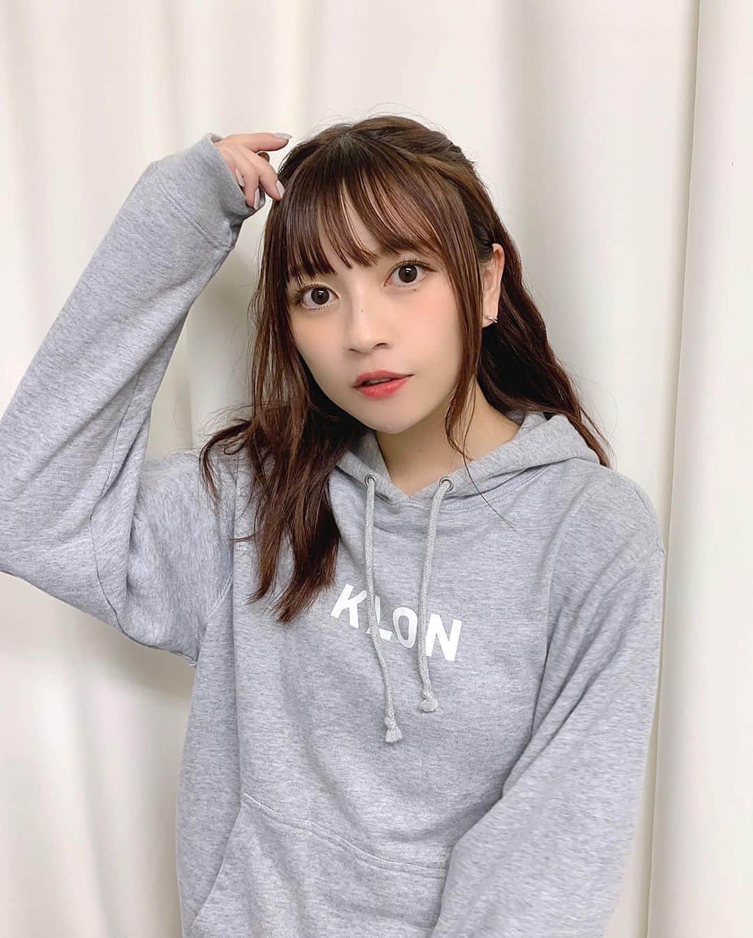 廣川奈々聖のインスタグラム：「(Message in English)﻿ Japan has gotten cold.﻿ We are shooting a new music video today!﻿ It will be a cool video!! ﻿ ﻿ Please look forward to it!﻿ ﻿ ﻿ ﻿ ﻿ ﻿ きょうは MV撮影をしてたよ〜！﻿ 髪は雨でちょっと濡れています、笑﻿ 完成をお楽しみに ¨̮ ❤︎☁﻿ ﻿ ﻿ ﻿ #klon#パーカーコーデ @wasuta.world」