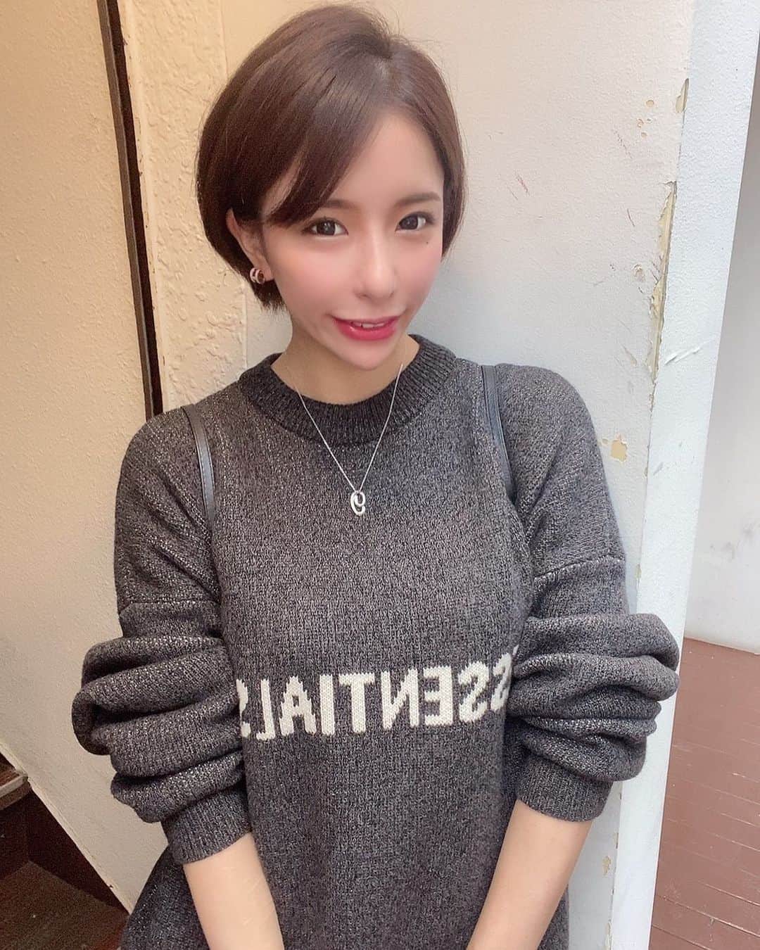 ちゃんうさのインスタグラム：「髪の毛切った♡ 人生でこんなに短いのは初めて🙈 . . #断捨離ついでに髪の毛も捨てる . #ショートカット #ヘアスタイル #ショートヘア #ショート #hairstyle #short #shortcut #shorthair #美容院 #ヘアサロン #haircare #ミュゼルヴァミナミ #ミナミ #キャバクラ #キャバ嬢 #大阪 #ちゃんうさ」