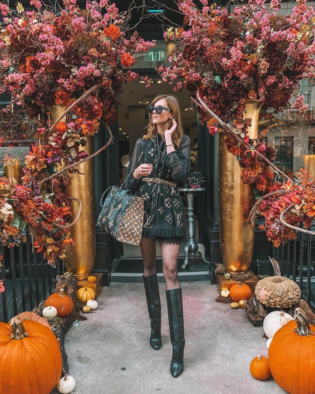 バーボラ・コディトヴァのインスタグラム：「Not sure why I never posted this picture from London last year - love my outfit and the decos! PS: my boots are @revolve #Revolve」