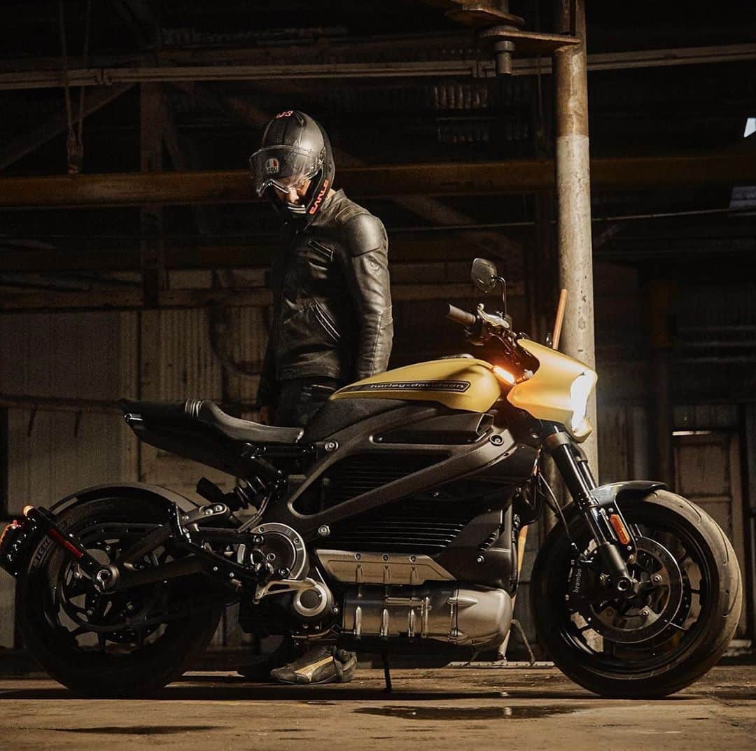 Harley-Davidson Japanさんのインスタグラム写真 - (Harley-Davidson JapanInstagram)「新たなスリルを味わう、準備はできているか。#ハーレー #harley #ハーレーダビッドソン #harleydavidson #バイク #bike #オートバイ #motorcycle #ライブワイヤー #LiveWire #elw #電動スポーツバイク #electricsportbike #ev #スリル #thrills #2020 #自由 #freedom」10月10日 22時23分 - harleydavidsonjapan