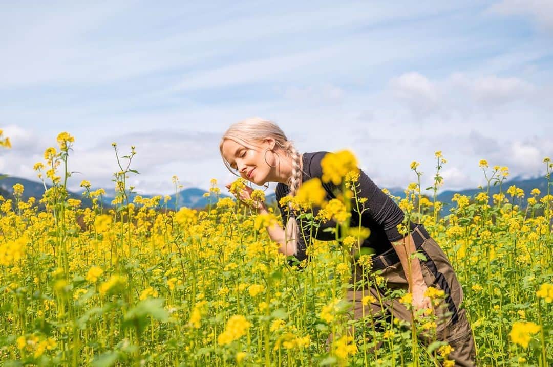 Nika Kljunさんのインスタグラム写真 - (Nika KljunInstagram)「🌻🌻🌻 𝐹𝑒𝑒𝓁 𝓉𝒽𝑒 𝓋𝒾𝒷𝓇𝒶𝓉𝒾𝑜𝓃𝓈. 𝒯𝒽𝑒𝓎 𝒶𝓇𝑒 𝒶𝓁𝓁 𝒶𝓇𝑜𝓊𝓃𝒹 𝓎𝑜𝓊. 🌻🌻🌻 . Spontaneous photos taken by my aunty 📷 @tijaazman_photography  #cosmicconnection #mindbodyconnection #natureconnection #letitbe #nurtureyourself #yellowfields #yellowflower #sloveniatravel #sloveniangirl #visitslovenia #slovenian #feelslovenia #bled #wondersoftheworld #bledrosehotel #ziplinedolinka #wonderful_location #nikakljun #dancersofinstagram #dancelifestyle」10月10日 22時18分 - nikakljun