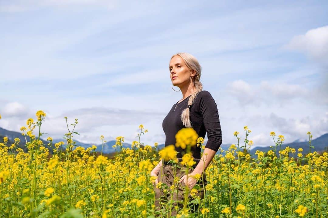 Nika Kljunさんのインスタグラム写真 - (Nika KljunInstagram)「🌻🌻🌻 𝐹𝑒𝑒𝓁 𝓉𝒽𝑒 𝓋𝒾𝒷𝓇𝒶𝓉𝒾𝑜𝓃𝓈. 𝒯𝒽𝑒𝓎 𝒶𝓇𝑒 𝒶𝓁𝓁 𝒶𝓇𝑜𝓊𝓃𝒹 𝓎𝑜𝓊. 🌻🌻🌻 . Spontaneous photos taken by my aunty 📷 @tijaazman_photography  #cosmicconnection #mindbodyconnection #natureconnection #letitbe #nurtureyourself #yellowfields #yellowflower #sloveniatravel #sloveniangirl #visitslovenia #slovenian #feelslovenia #bled #wondersoftheworld #bledrosehotel #ziplinedolinka #wonderful_location #nikakljun #dancersofinstagram #dancelifestyle」10月10日 22時18分 - nikakljun