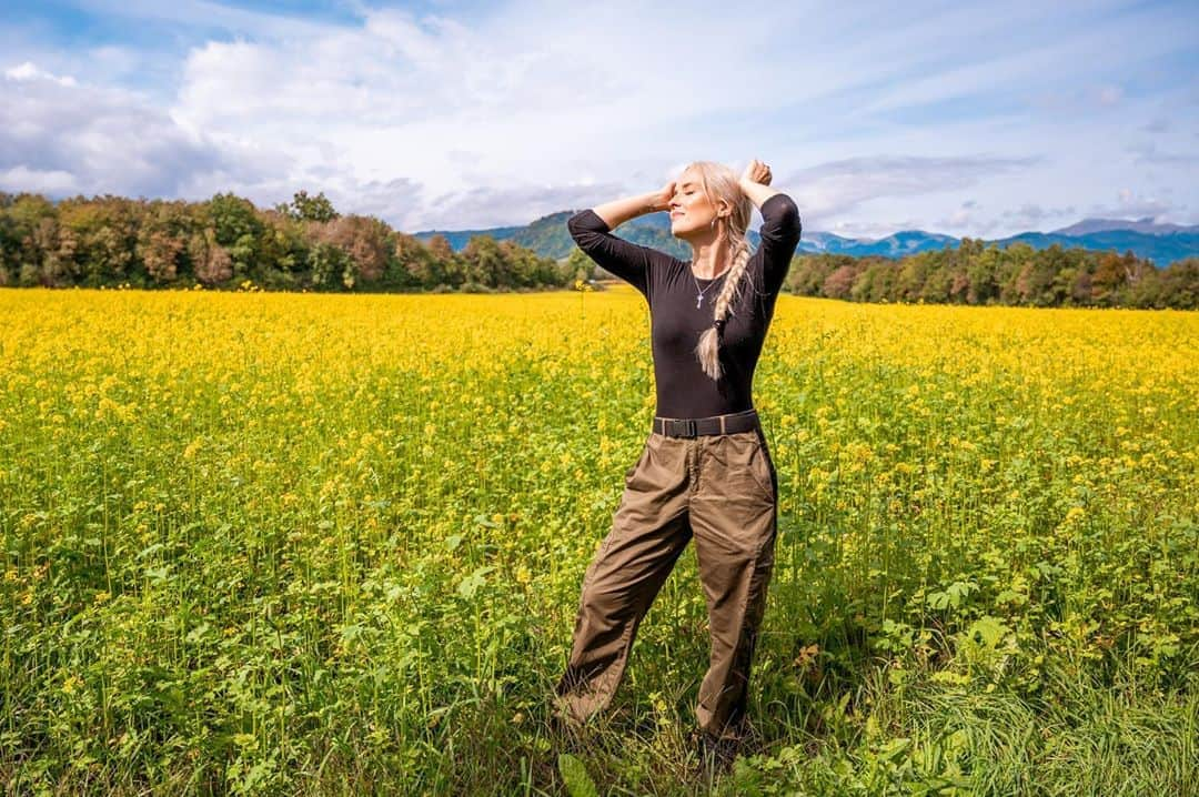 Nika Kljunさんのインスタグラム写真 - (Nika KljunInstagram)「🌻🌻🌻 𝐹𝑒𝑒𝓁 𝓉𝒽𝑒 𝓋𝒾𝒷𝓇𝒶𝓉𝒾𝑜𝓃𝓈. 𝒯𝒽𝑒𝓎 𝒶𝓇𝑒 𝒶𝓁𝓁 𝒶𝓇𝑜𝓊𝓃𝒹 𝓎𝑜𝓊. 🌻🌻🌻 . Spontaneous photos taken by my aunty 📷 @tijaazman_photography  #cosmicconnection #mindbodyconnection #natureconnection #letitbe #nurtureyourself #yellowfields #yellowflower #sloveniatravel #sloveniangirl #visitslovenia #slovenian #feelslovenia #bled #wondersoftheworld #bledrosehotel #ziplinedolinka #wonderful_location #nikakljun #dancersofinstagram #dancelifestyle」10月10日 22時18分 - nikakljun