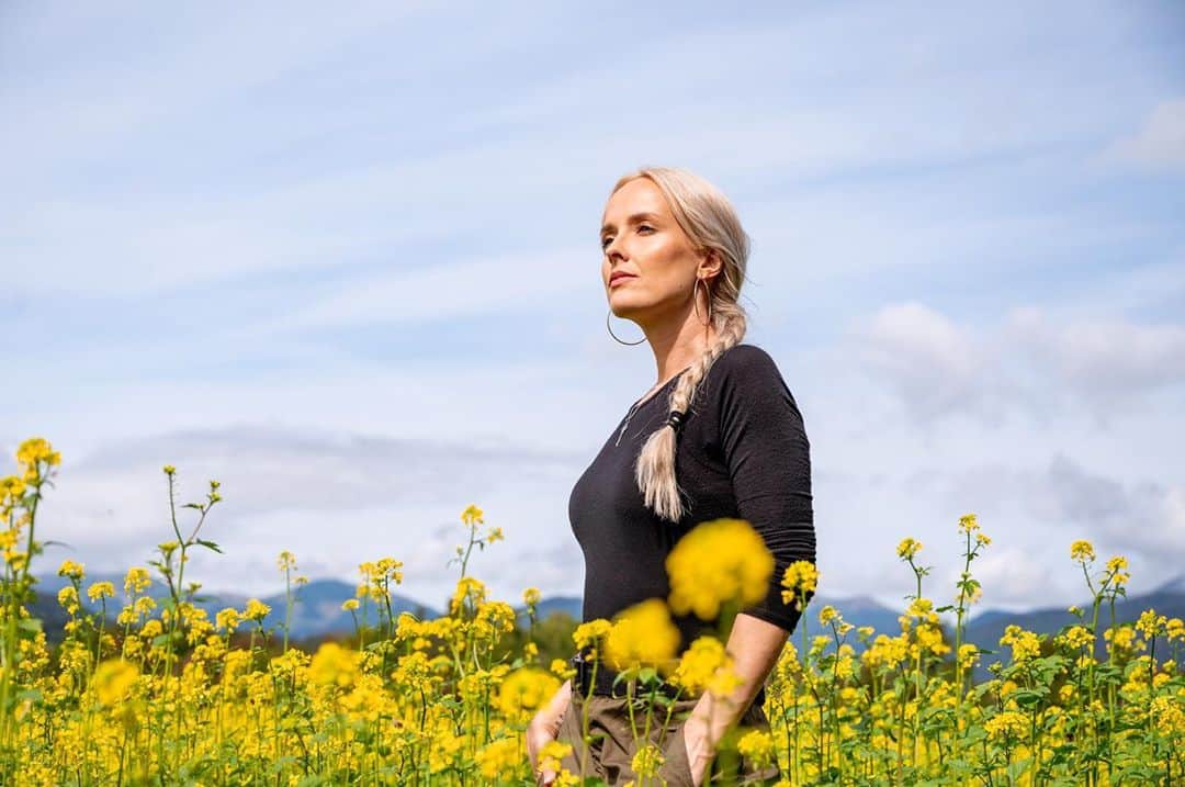 Nika Kljunのインスタグラム：「🌻🌻🌻 𝐹𝑒𝑒𝓁 𝓉𝒽𝑒 𝓋𝒾𝒷𝓇𝒶𝓉𝒾𝑜𝓃𝓈. 𝒯𝒽𝑒𝓎 𝒶𝓇𝑒 𝒶𝓁𝓁 𝒶𝓇𝑜𝓊𝓃𝒹 𝓎𝑜𝓊. 🌻🌻🌻 . Spontaneous photos taken by my aunty 📷 @tijaazman_photography  #cosmicconnection #mindbodyconnection #natureconnection #letitbe #nurtureyourself #yellowfields #yellowflower #sloveniatravel #sloveniangirl #visitslovenia #slovenian #feelslovenia #bled #wondersoftheworld #bledrosehotel #ziplinedolinka #wonderful_location #nikakljun #dancersofinstagram #dancelifestyle」