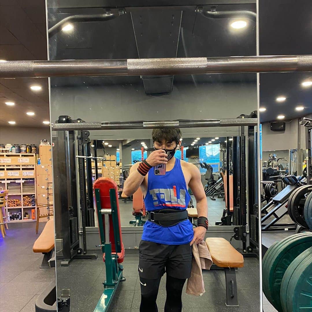 ジョンウク のインスタグラム：「근황은? 방송 운동 방송 운동 간만에 휴방!!! 다들 즐거운 주말되길」