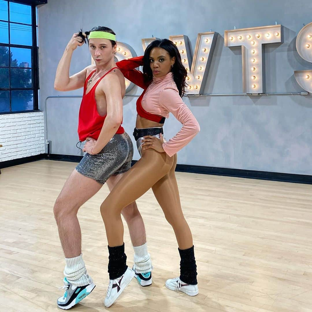 ジョニー・ウィアーさんのインスタグラム写真 - (ジョニー・ウィアーInstagram)「10.10.2020 Nobody puts baby in the corner. @brittbenae @dancingabc #80snight #teambrijo #dwts」10月10日 22時23分 - johnnygweir