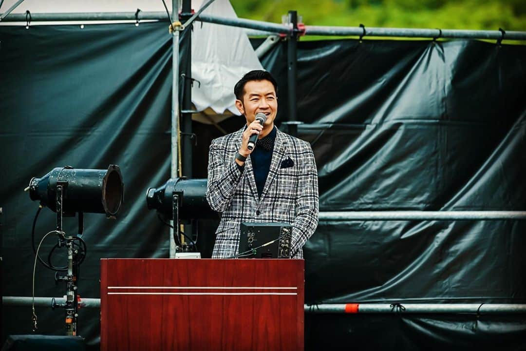 大抜卓人さんのインスタグラム写真 - (大抜卓人Instagram)「大阪文化芸術フェス presents  OSAKA GENKi PARK！ 初日ご来場頂いた皆様 ありがとうございました！ 万博記念公園内に ５つのステージが設置され お客さんが行き交う。 笑顔に溢れた光景に 懐かしさを覚える瞬間も。 大阪万博から50年！ 記念式典では 2025年の大阪•関西万博の 展望も飛び出し 未来に期待したくなる1日に。 明日もよろしくお願いします！ #osakagenkipark  #osakagenki  #fm802 #福本愛菜 さん #太陽の塔  #万博記念公園  photo by @hysmaco」10月10日 22時24分 - takutoonuki