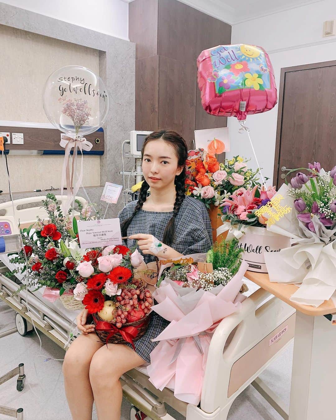STEPHY YIWENのインスタグラム：「我太幸福了 收到大家滿滿的愛🥰❤️ 一起床就看見這麼多花 心情都變好🌼 術後第二天就努力爬起來和花花們合照 所以硬擠出來的笑容大家別介意😝」
