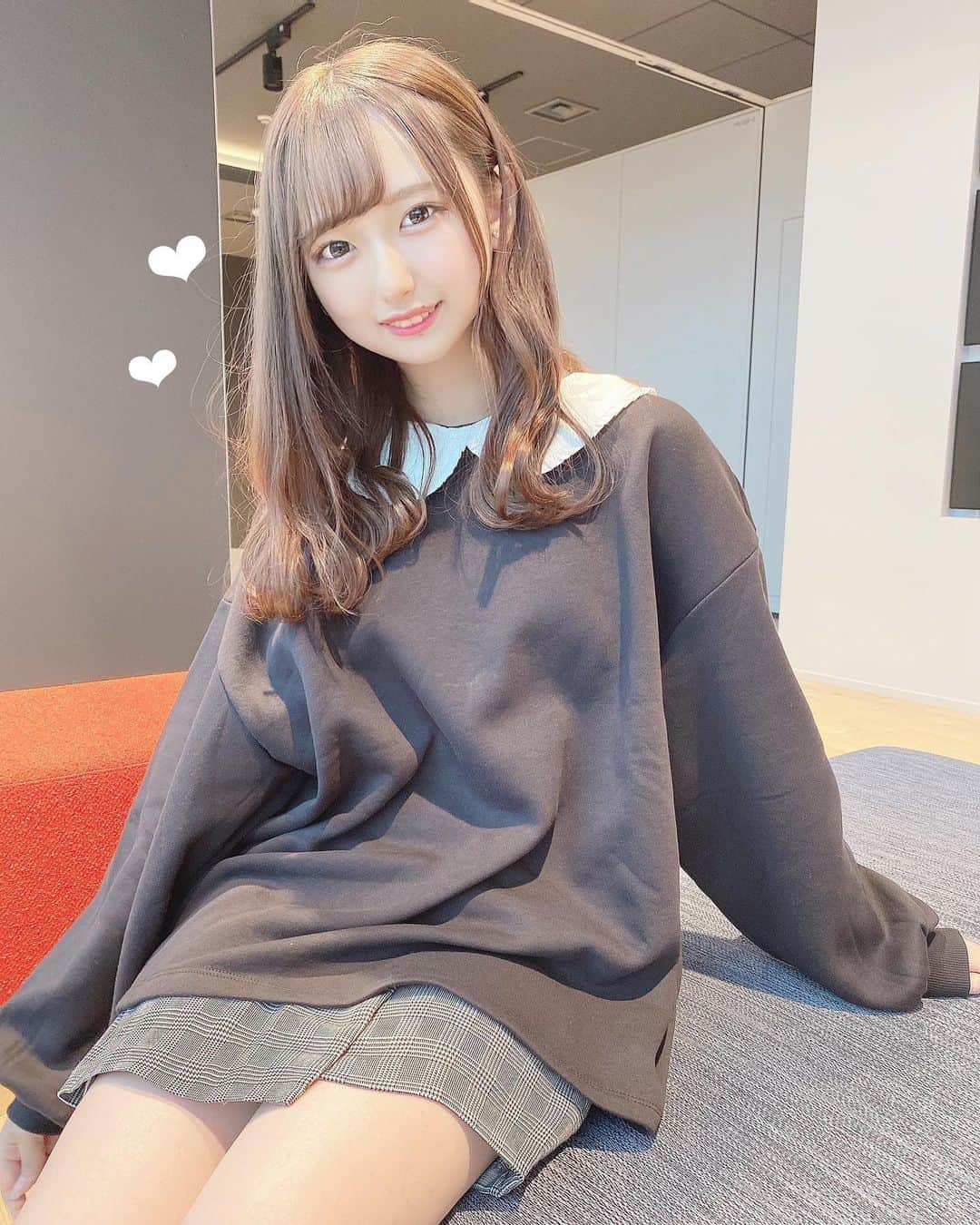 町田穂花のインスタグラム：「. . 今日はいつもと違うコーデ♡ . こういうお洋服も着るんだ〜( ¨̮ ) . パーカー、トレーナー大好き🥺💓 . ‪‪❤︎‬tops @hm ‪‪❤︎‬skirt @gu_global  . #トレーナーコーデ #丸襟 #私服 #ゆるコーデ #プチプラコーデ #モノトーンコーデ  #gu #handm」