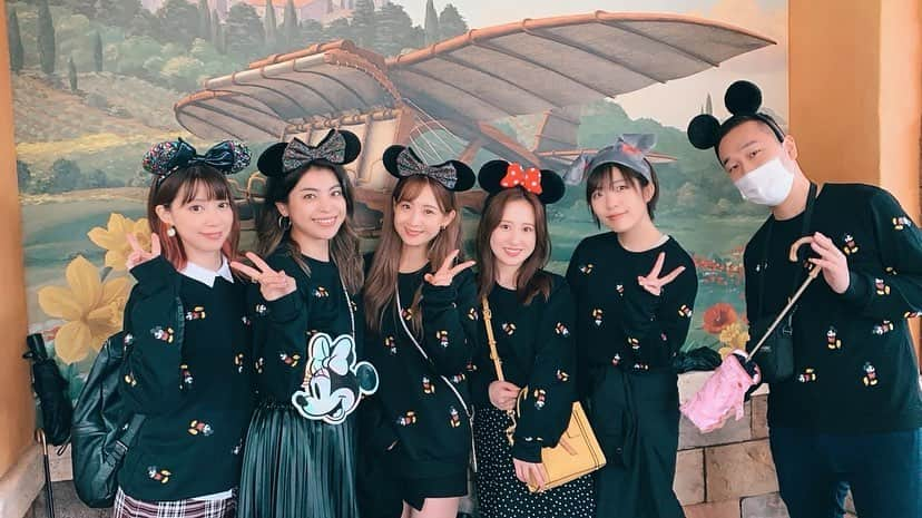 安森彩那さんのインスタグラム写真 - (安森彩那Instagram)「I went to DisneySea in October 2020. - 元メンバー＆元マネージャー - お揃いでmickeyのトレーナーを着て 初のOPEN〜LASTまで遊びました♥ 雨で心配だったけどめちゃくちゃ楽しめた!! チケット取ってくれた LIZ、HORIちゃんありがとう♥ - 久々の再会とは感じさせないほど終始笑ってたw - 安定のLIZ&Rinaコンビ♥ ツッコミとボケの瞬発力というのかスゴすぎw キングオブコントでてほしい◡̈⃝︎⋆︎* このコンビ本当大好き  - すぅぎは相変わらず優しいし、色々持ってるし(まぢで神w)みんなのお母さんみたいな存在◡̈⃝︎⋆︎* - しゃーちゃんは小動物でｷｬｯｷｬｯｷｬｯｷｬﾂかわいい。時折スイッチ入って暴走する所が特にかわいい◡̈⃝︎⋆︎* - HORIちゃんは元グループのマネージャー。前日楽しみすぎて眠れなくて最後までLINEやり取りしてたw皆が退屈しないようにとロシアンルーレット菓子を持ってきてくれたり、写真たくさん撮ってくれたり 、時折みせる女子が可愛い◡̈⃝︎⋆︎*  ♡♤♢♧ もうここには書ききれないほど楽しすぎる一時でした。 雨で心配してたけど、その心配も吹き飛ぶ程、充実してたし、乗り物も9つ乗れた♥ Newｱﾄﾗｸｼｮﾝのソアリンは しんけん感動した!! 楽しすぎて拍手喝采👏🏻✨ たくさん笑って たくさん食べて たくさん歩いた 人生最高のはぴねす♥ ----------------------- 出会いには本当に感謝。 ----------------------- LIZ、Rina、saya、haru、horiちゃん、 みんな本当に本当に本当にありがとう♥♥♥ また会おうね૮₍´｡• ᵕ •｡`₎ა - 他にも久々ショットあるけんPOSTしてくね❗❗ 最後まで読んでくれてありがルンティ♥♥♥ -- #disneysea  #disneyland  #disney  #tokyodisneysea  #japan  #女子会 #girls #宝物 #treasure  #財産  #puropati」10月10日 22時26分 - ayana.y_official