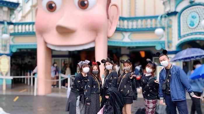 安森彩那さんのインスタグラム写真 - (安森彩那Instagram)「I went to DisneySea in October 2020. - 元メンバー＆元マネージャー - お揃いでmickeyのトレーナーを着て 初のOPEN〜LASTまで遊びました♥ 雨で心配だったけどめちゃくちゃ楽しめた!! チケット取ってくれた LIZ、HORIちゃんありがとう♥ - 久々の再会とは感じさせないほど終始笑ってたw - 安定のLIZ&Rinaコンビ♥ ツッコミとボケの瞬発力というのかスゴすぎw キングオブコントでてほしい◡̈⃝︎⋆︎* このコンビ本当大好き  - すぅぎは相変わらず優しいし、色々持ってるし(まぢで神w)みんなのお母さんみたいな存在◡̈⃝︎⋆︎* - しゃーちゃんは小動物でｷｬｯｷｬｯｷｬｯｷｬﾂかわいい。時折スイッチ入って暴走する所が特にかわいい◡̈⃝︎⋆︎* - HORIちゃんは元グループのマネージャー。前日楽しみすぎて眠れなくて最後までLINEやり取りしてたw皆が退屈しないようにとロシアンルーレット菓子を持ってきてくれたり、写真たくさん撮ってくれたり 、時折みせる女子が可愛い◡̈⃝︎⋆︎*  ♡♤♢♧ もうここには書ききれないほど楽しすぎる一時でした。 雨で心配してたけど、その心配も吹き飛ぶ程、充実してたし、乗り物も9つ乗れた♥ Newｱﾄﾗｸｼｮﾝのソアリンは しんけん感動した!! 楽しすぎて拍手喝采👏🏻✨ たくさん笑って たくさん食べて たくさん歩いた 人生最高のはぴねす♥ ----------------------- 出会いには本当に感謝。 ----------------------- LIZ、Rina、saya、haru、horiちゃん、 みんな本当に本当に本当にありがとう♥♥♥ また会おうね૮₍´｡• ᵕ •｡`₎ა - 他にも久々ショットあるけんPOSTしてくね❗❗ 最後まで読んでくれてありがルンティ♥♥♥ -- #disneysea  #disneyland  #disney  #tokyodisneysea  #japan  #女子会 #girls #宝物 #treasure  #財産  #puropati」10月10日 22時26分 - ayana.y_official