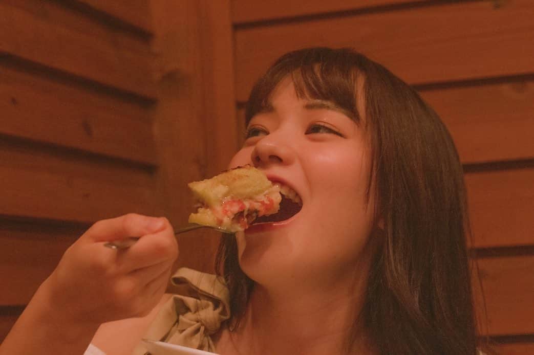 のインスタグラム：「こんばんは♪  今日は部活dayでした！ 先ほど帰宅してこれから夜ごはんです🍚(´ω` )  先日行った洋食店屋さんでの写真✨ 美味しいもので口いっぱいになると幸せ...🤤  本日も投票よろしくお願いします🍄  photo by @taaaphoto   #ミスキャンパス同志社2020 #ミスキャンパス同志社 #ミスキャン #ミスコン #ミス同志社 #洋食屋さん #被写体 #関西被写体 #神戸カフェ #元町カフェ #元町ランチ #元町 #神戸 #cafe」