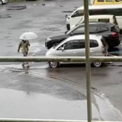 入江悠のインスタグラム：「サスペンス映画のような裏窓盗撮。 雨の中、移動する私。  『シュシュシュの娘』本日撮影10日目。  shoot by 福田沙紀さん」