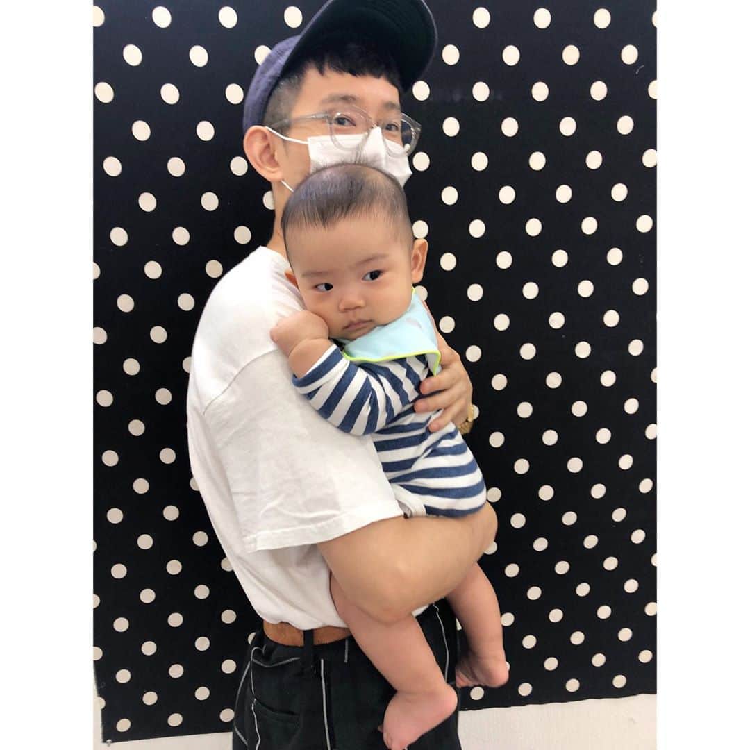 馬渕史香のインスタグラム：「ドットのお店にボーダーでおじゃまする スタイはドットです 父はチェックです  #STINGRAY #dot  #10周年 おめでとうございます👏  #あしざわ家 #赤ちゃんのいる生活 #ずぼら主婦 #ゼクシィbabyママ隊 #令和2年生まれ #5月生まれ #男の子ベビー #令和ベビー #babyboy #2020baby #ゼクシィbaby #ベビーグラム #ベビフル #コズレ #ままのて」