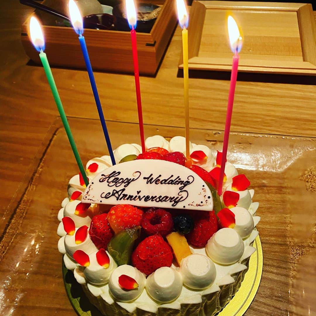 関谷亜矢子のインスタグラム：「結婚記念日。当日に祝えるのは久しぶり😊  #ありがたい  #元体育の日  #21周年 ちょっと中途半端😅 #これからもよろしくね  #一番喜んだのは娘」