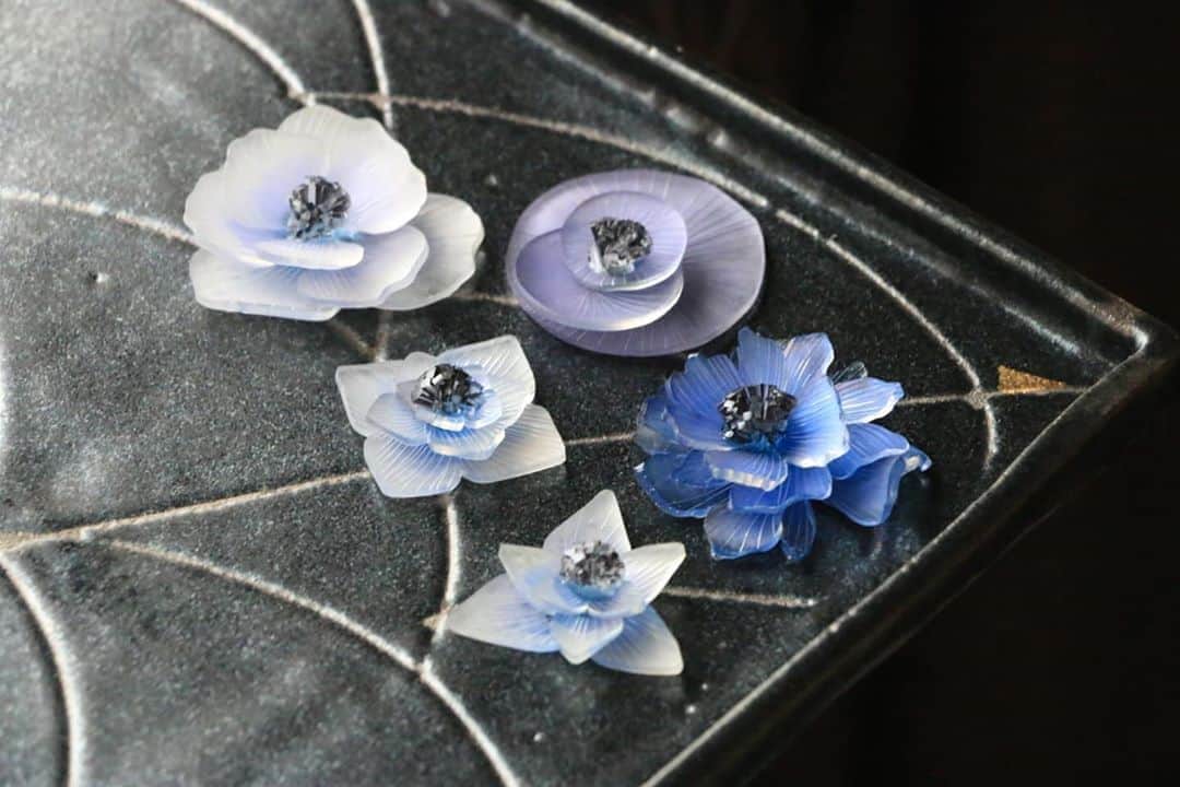 しば　さおりのインスタグラム：「プラバンワークショップのお知らせ  2020/11/14.15.16 Bloom*bruna @bloombruna pop-up「◯△□」立川催事期間中  「◯△□とお花のプラバンワークショップ」開催決定  （催事場所の公開はイベントの１週間前となります。ご了承願います。立川駅より徒歩で向かえる場所です）  シャクヤク、マグノリア、まるい花、さんかくの花、しかくの花。  ５つの花からひとつ選んで  プラバンのやすりがけから、着色、カット、スジ彫り、焼き、接着まで  全ての工程を体験することができます。  サイズ 直径約3.5cm 高さ約1cm 値段 ４５００円 所要時間 １時間半〜２時間 定員　各時間帯3名  年齢制限１５歳以上  諸注意 保護者同伴不可 事前予約制  タイムスケジュール  10:30−12:00（3名） 13:00−14:30（3名） 15:00−16:30（3名） 17:00−18:30（3名）  お問い合わせ、ご予約はしばさおりwebsiteメールフォームよりお願い致します。  ご予約の際は お名前、電話番号、希望の日にち、時間帯を記入の上ご連絡下さい。  #東京 #立川 #ワークショップ #ワークショップ東京 #プラバンワークショップ #レッスン #大人の習い事  #立体プラバン #プラバン #プラ板 #ぷらばん #プラバンアクセサリー #ハンドメイド #ハンドメイドアクセサリー #ハンドメイドイベント #癒し #フラワーアクセサリー #手仕事 #花の好きな人と繋がりたい  #花のあるくらし  #熱縮片  #ハンドメイド小物 #ハンドメイド雑貨 #shrinkplastic #handmade #instagramart」