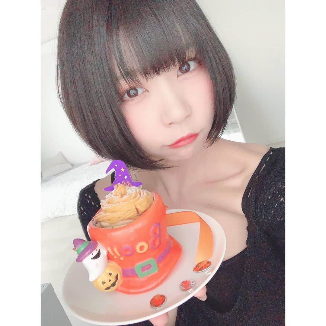 白波瀬ミキティ。のインスタグラム：「またインスタさぼっちゃった！黒髪に戻りました❤️ . . . . #黒髪 #黒髪ボブ  #ハロウィン #ハロウィンスイーツ  #helloween  #黒コーデ #ロリィタ #赤リップ #カメラマンさんと繋がりたい  #pussycat  #コスプレイヤー #グラビア #アイドル #モデル #ポートレート #cosplayer #animecosplayer #cosplayphoto #japanesecosplayer #cosplayersofinstagram  #コスプレイヤー自画撮り部 #anime #自撮り女子 #アニメ好き #cosplaygirl #cosplayworld #東京カメラ部 #コスプレイヤーさんと繋がりたい #インスタグラマー #costume」