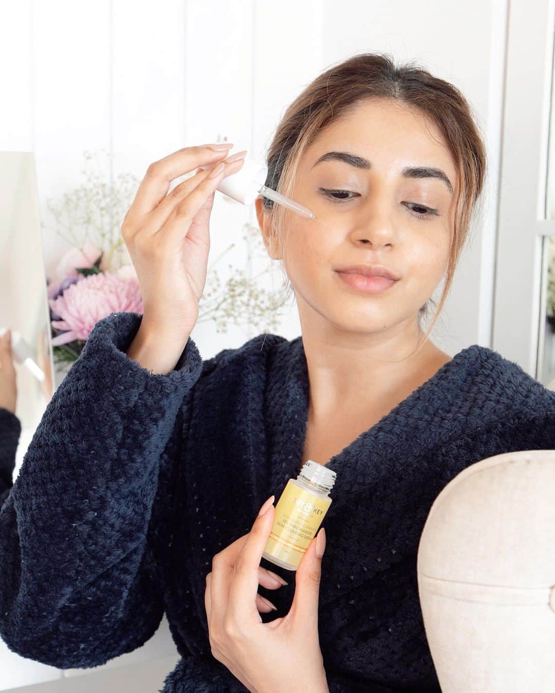 Aashna Shroffさんのインスタグラム写真 - (Aashna ShroffInstagram)「This one hits the spot. Literally!💛  @dotandkey.skincare’s new Ultimate Spot Corrector is the perfect Niacinamide serum we’ve been looking for! Along with Zinc & Hyaluronic Acid, the serum targets spots, acne scars, helps minimise the appearance of pores, and hydrates the skin too! Niacinamide is quite the coveted skincare ingredient right now, and I’ve been so excited ever since I got my hands on the serum, I’ve been using it religiously every single day!  It’s currently available on @dotandkey.skincare’s website, if you want to check it out!💛  #SpotMeIfYouCan #DotAndKey #DotAndKeySkincare」10月10日 22時34分 - aashnashroff
