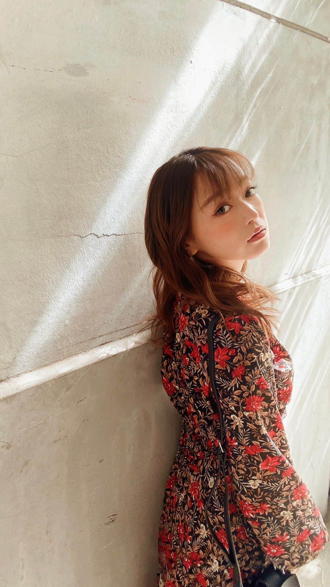 村崎英絵のインスタグラム：「裾が斜めにカットされたワンピース♡ ブーツとバッグはブラックで 髪はいつもより強め巻いてみた！ ㅤㅤㅤㅤㅤ ㅤㅤㅤㅤㅤ ㅤㅤㅤㅤㅤ ㅤㅤㅤㅤㅤ ㅤㅤㅤㅤㅤ ㅤㅤㅤㅤㅤ   #花柄ワンピース #花柄 #秋冬コーデ #ロングワンピース #ワンピ #私服コーデ  #低身長ファッション #低身長コーデ #おちびコーデ #146cm  #セシルマクビー #ゆるコーデ #ゆるふわ巻き」