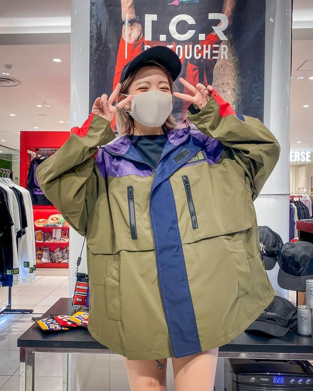 DJ CHI☆MEROのインスタグラム：「💚 . 名古屋PARCO2日目✌︎ 居ない時間もあるので 来られる方は連絡くれたら嬉しいです😂 . #outfit @tcr_by_toucher_official  TCR PANEL SHELL JACKET キャンプとかに着ていきたい🍳 . . . #名古屋#PARCO#名古屋パルコ #POPUP#守りたいこの笑顔」